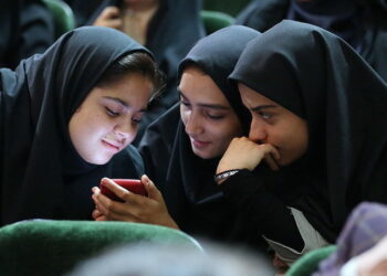 علایق نوجوانان را “مسخره” نکنید
